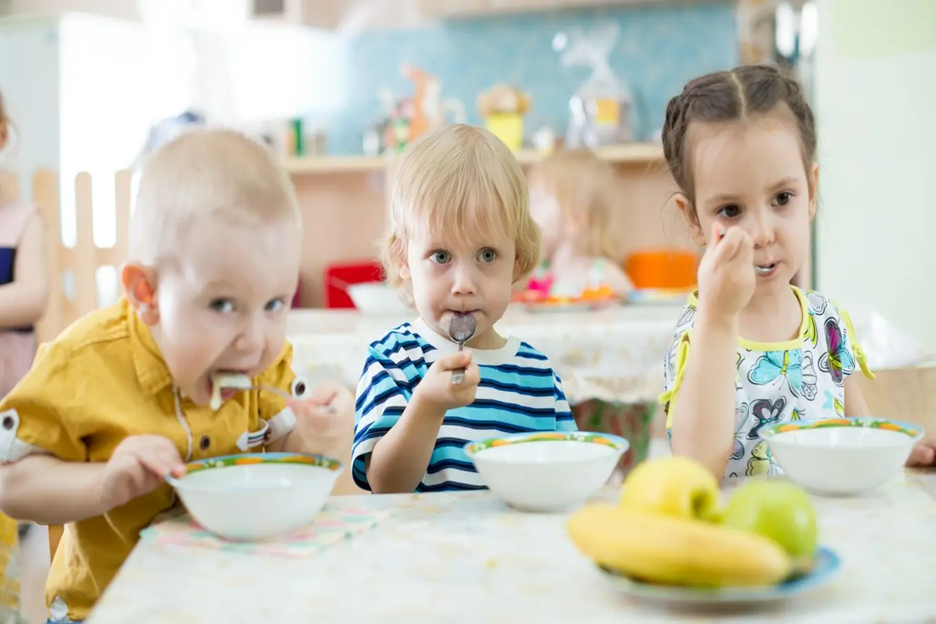 dzieci jedzące posiłek w żłobku